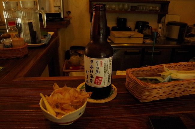 私もランチにしましょう。<br /><br />近くをフラフラ歩いて見つけた小さいお洒落な夜はバーになってそうなところを発見して入ってみました。<br />夜はバーっぽいから、取りあえずビールは頼まなきゃでしょう。<br />大好きな島らっきょうといただきます。<br /><br />石垣のビール、美味しい！