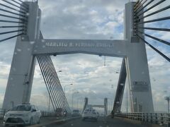 マルセロ・フェルナン橋（別名第二マクタン橋）
日本の円借款と日本企業の施工により完成した橋。
橋にはフィリピンの国旗と日本の国旗が付いたプレートがありました。
この橋を渡るとセブ島です。

世間でいうところのリゾートホテルのあるセブ島は
実はマクタン島だということを知ったのは、
旅の計画を立てている途中。
今回私たちは、マクタン島のリゾートホテルではなく
セブシティにあるホテルに泊まります。
