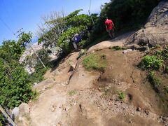 車を運転してくれている友人が......「ここ？」「ここ？」「本当にここ？」.....と言いながら、まじ角度が４５度ぐらいあるのではないか？と思わせる坂道を車で.....一気に駆け上ります。