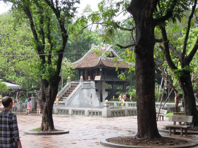 ホーチミン廟を曲がって、『一柱寺』に来ました。