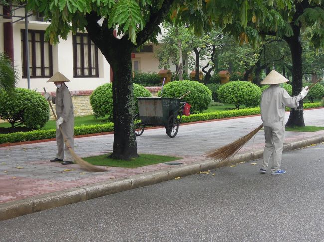 このあたりは雑多な街中と違ってとっても綺麗。<br />この方たちがまじめにお掃除をしてくれているのですね。暑い中お疲れ様です。<br />三角笠が気になります。その笠も制服の一部なのかしら？