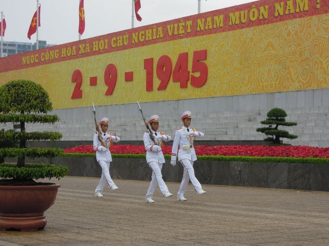 またホーチミン廟に戻って、交代式を見学です。<br /><br />交代する兵隊さんがどこからともなくやってきて・・・<br /><br />