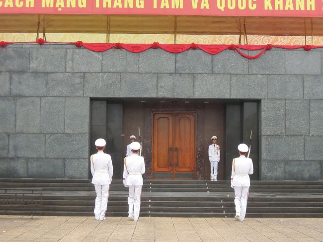 微動だにしないで１時間ホーチミン廟を守った兵隊さんと交代です。