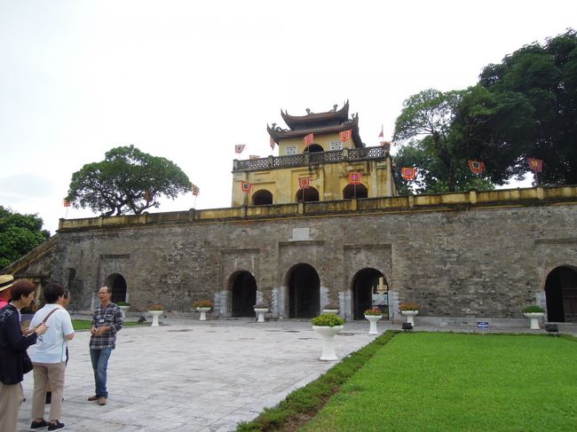 ガイドのタンさんが熱心に説明してくれる。<br /><br />こちらは『端門』