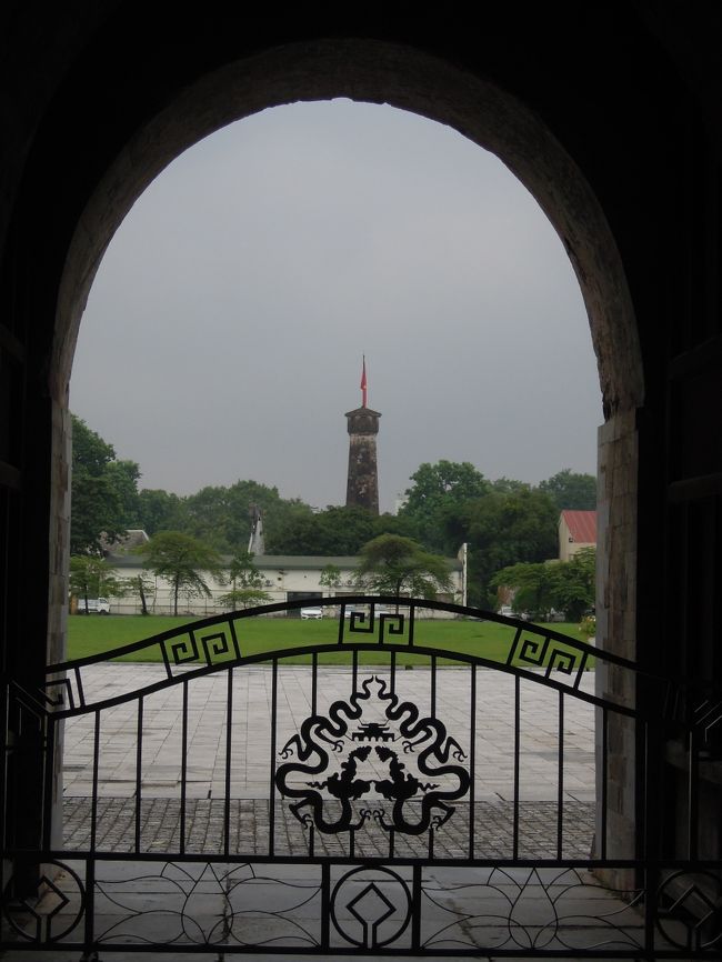 その端門をくぐって、振り返り「ハノイ・フラッグタワー』を見る。<br />ベトナムの真っ赤な国旗が、無風だからなびいてくれず・・・<br />門のアイアンが昇り龍なんだよね、ここがタンロンって模様からもわかるのである。