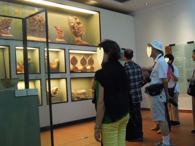 遺跡から発掘された貴重な品々を見て回る。<br />ベトナムの歴史がまったくわかっていないので、どれだけすごいものなのかさっぱり分からず・・・<br /><br />しかも、この中も、もちろん冷房はない。ただただ暑いのであった。<br />