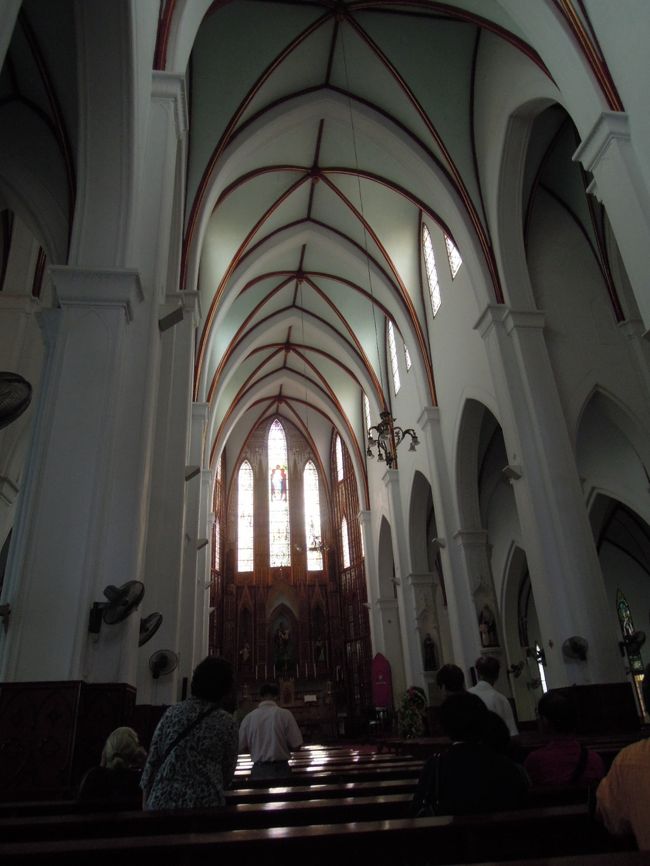 教会前は観光客いっぱいだしバイクの車もじゃんじゃん走って大賑わいなのに、<br />教会内部はひっそり静か。熱心にお祈りされている方もいらっしゃいました。