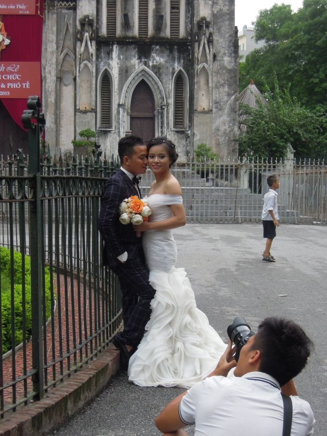 教会の前ではウエディング撮影。かわいい花嫁さんでした。お幸せにね★