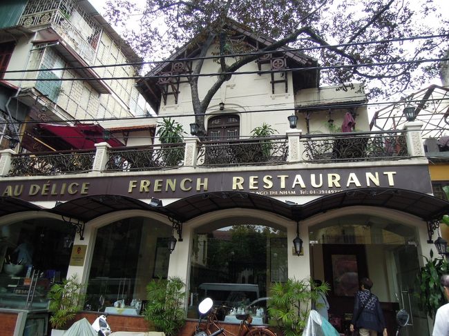 ここでランチをいただきます。<br />おしゃれな建物ですよね〜。「フレンチレストラン」って書いてある。さあ何をいただくのでしょう？