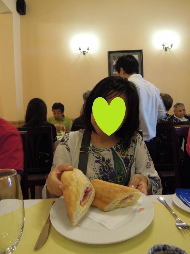 フレンチレストランでいただくランチはこちら！<br />ベトナムのサンドイッチ「バインミー」<br /><br />「19世紀末のフランスによる植民地支配後、パン食の文化がベトナム全土に広がった。ベトナムのフランスパンには米粉が入っており、また非常に空気を多く含んだ軽い食感であるのが特徴である。」（ウッキペディアより）<br /><br />切り込みの入ったフランスパン。中にハムとチーズがはさんであります。付け合わせのサラダも一緒にはさんでいただきました。<br />このフランスパンが日本で食べるのと違って皮はパリっと中はもっちりしていて本当においしかった。