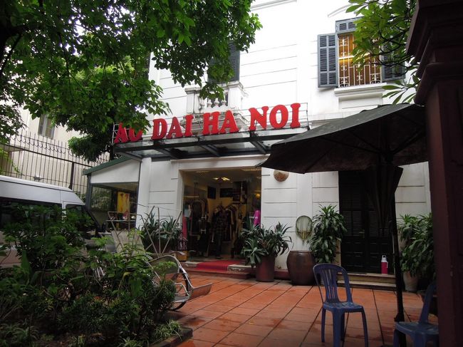 ベトナムの歴史のお勉強が終わって、トイレ休憩を兼ねて、土産物屋に寄ります。