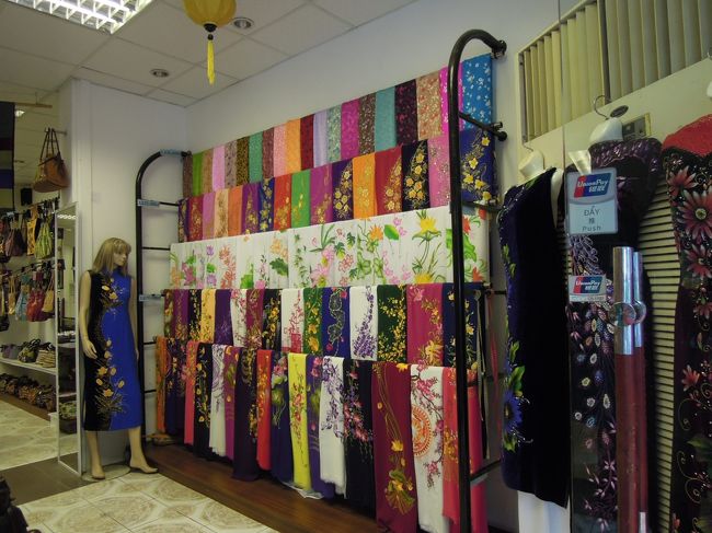 もしかして、こちらの布をえらんでオーダーメイドが出来るのかな？<br /><br />ベトナムに来る前は、Ｙさんと「オアザイ買っちゃう？」なんて話してました。<br />実際に布を手に取って見てみると、ポリエステル？よくわからいけどペラペラな素材で、汗かいたらまとわりついて暑苦しそう。たぶん正式のものはシルクで作られているのでしょう、土産物屋だし手頃なお値段だし、こんな感じなんだと思う。<br />トイレ休憩時間３０分間しかないのに、決められない。(ここで買ってどこに着ていくの？)とこころの私が問いかける。結局購入しなった。