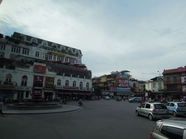 目の前の通りはとっても広く賑わっています。<br /><br />ここからツアーの皆さんと大教会まで歩いて行きました。