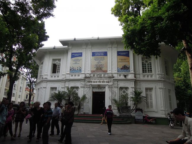 そのあとツアーバスに数分乗って、ホアンキエム湖畔に着きました。<br /><br />ここは水上人形劇の劇場だそうです（見なかったけど）<br />