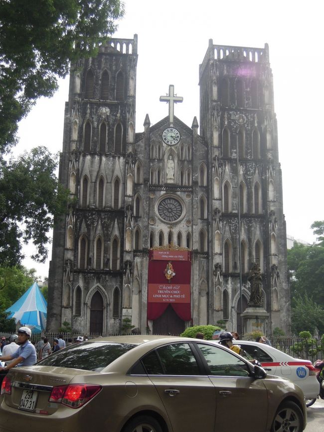 そして、『大教会』に到着。<br /><br />ハノイ最大の教会。フランス統治時代にネオゴシック様式に改築され現在に至る。