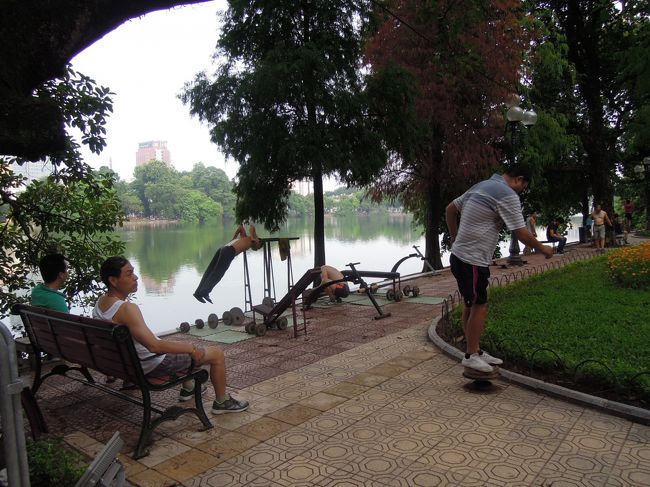 で、湖畔を歩いていると、この蒸し暑い中、汗をかきかき運動しているおじさん集団発見。<br />わたしも、この右のおじさんのウエストをクルクル動かす台に乗ってやってみた。なかなか難しかった。