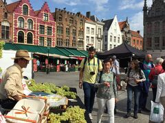 
この葡萄がいかにも美味しそうだったので、水替わりに一房買いました。

ブドウを齧りながら、市場のお店をひとまわり。