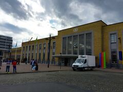 
ブルージュの駅です。

ホテルで呼んでもらったタクシーのドライバーは、妙に明るいひとで

「グッドアフタヌーン、マダム。お待たせでしたね?♪」くらいの。

”やな予感がするな、、、”と思いました。
