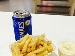 
ブリュッセルの南駅です。
ここから19:00発でロンドン行きのユーロスターに乗ります。

南駅のロッカーに荷物を入れたら、中央駅に戻ってグランプラス界隈で買い物をしようと思っていたのですが、南駅構内にはスーパーや土産物屋が結構あったのでここで調達することにしました。

買い物を終えたら、ユーロスターにチェックインするまで時間が余ったので、ビールとフリッツを食べながら葉書を書いて過ごしました。

フリッツと呼ばれるポテトフライには、ここベルギーではマヨネーズが定番らしいです。