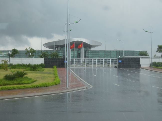 ホテルから４０分くらいでイノバイ空港に到着。<br />途中からスコールのような土砂降りに。お散歩のときに降られないでよかった。