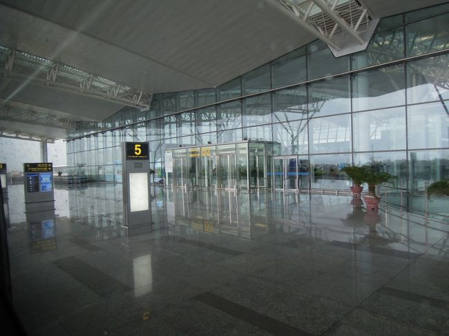 国際空港っていっても、こじんまりしてます。<br />飛行機の発着時間の関係か、あんまり人もいない。<br />綺麗な空港でした。