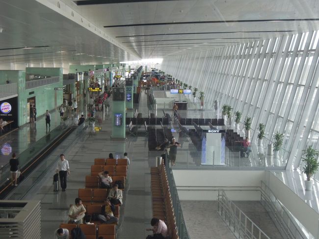 ラウンジは上階にあり、下の搭乗階が見渡せます。すぐ下が羽田へ帰る搭乗口なので、ギリギリまでラウンジで過ごしました。