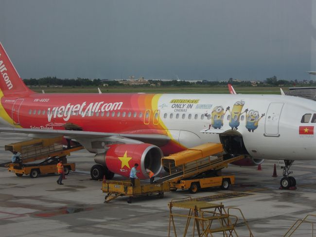 お隣の飛行機は、ベトナム航空のかわいいバージョン。<br />「なんだっけ、あのアニメ？」<br /><br />うーん、名前が思い出せない２人はしばし考えた。そして<br />「ミニオンズだ！」<br />あーすっきりした。思い出せてよかった〜。<br /><br />ベトナム航空だとＣＡさんはアオザイ着てるんだよね〜、それもいいなあ。