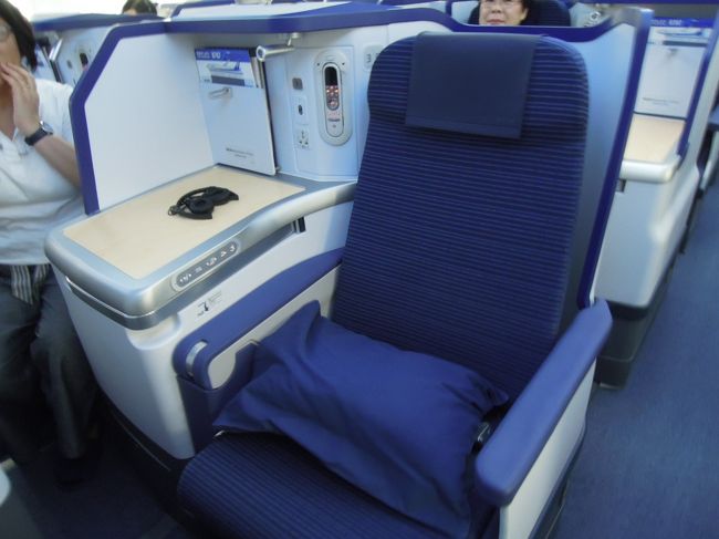 でもＡＮＡのビジネスで問題ありませんよ。ていうか、アオザイよりビジネスクラスの方に魅力感じるでしょー。<br /><br />帰りの席は、こちら。<br />通路に面した真ん中の席です。Ｙさんとはお隣同士。だけど、２人の間にサイドテーブルがあり、彼女が映画を見てるのか、映画を見ながら寝てるのか、まったくわかりませんでした。