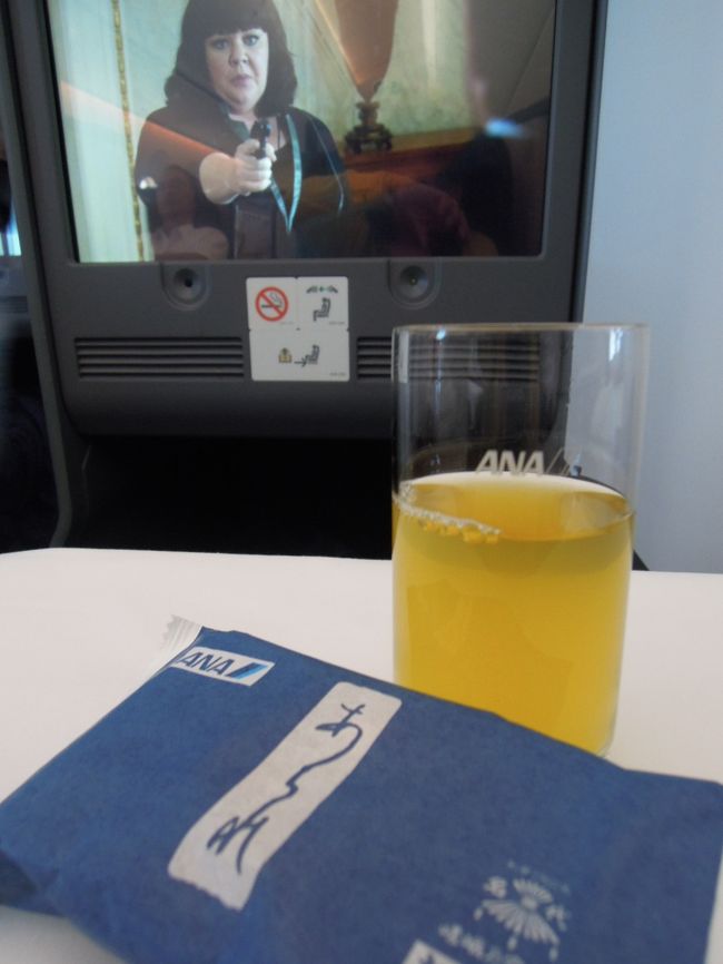 本当は、せっかく乗ったビジネスクラスなんだもんシャンパンなんぞ飲みたかったんですが、さっきラウンジで、ワイン飲んだしビールも飲んだでしょー、いい塩梅以上に酔いがまわってきて、これ以上飲むと完全に酔っぱらうなと。<br />自制心があるうちに、お茶をいただくことにしました。えらかったなあ、わたし。<br /><br />行く時にも見て大笑いした「ＳＰＩ」、帰りもまた見て大笑いです。この映画日本で上映予定なしなんだって。なんでぇ？面白いと思うよ、上映したらいいのに。