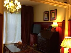 
ホテルの部屋に戻ったのは10:15だったと思います。
チェックアウトは10:30。

「いまだかつて15分でパッキングが終わったことがあるでしょうか、いや、ない・・・反語。」などと唱えながら、髪にホットカーラーを巻きつけつつ、服を着替えて、スーツケースに詰め込み、朝歩きで増えたお土産も押し込んでと、、、やる気になれば終わるもんです。（自分でもちょっと驚いた。）

フロントに辿り着いたのは10:30ちょうどでした。


・・・しかし、なんですな。

ヨーロッパのホテルにありがちな白熱灯のほの暗い明かりは、人の活動力を奪いますな。落ち着いた雰囲気の演出とのトレードオフであるとはいえ。

こんな急いでいるときは「蛍光灯の明かりが恋しいぞ」と思いました。
