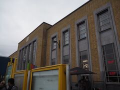 ゲントから電車で30分ほどで、ブルージュ駅に到着。

街中までは駅から少し離れています。
歩けないことはなさそうだけど、スーツケースもあるし、バスに乗ることに。
ホテルのあるフィッシュマルクトまでは6番線のバス。
切符を買おうとしたら、「お金はいらないよ！」と言われて、「え？」となりました。
そしたら近くにいたおじさんが「今日はショッピングデーだからただなのさ！」と親切に教えてくれました。