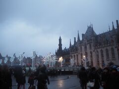 そしてやってきました、マルクト広場。
広場の中央にはスケートリンクが出ていました。
大人も子供も滑ってる。
いいな〜楽しそう。