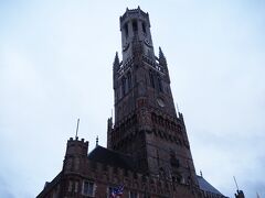 鐘楼を眺める。
13〜15世紀に建てられた鐘楼は、ブルージュの街のシンボルの一つ。
上に昇れますが、今日はもう時間もないし（フリットミュージアムと同じく、16:15最終入場で17:00まで）、天気も良くないので、翌日に取っておきます。