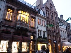 気を取り直して、心をお買い物に切り替え。

レース界ではベルギーレースが有名で、特にブルージュではボビンレースが伝統なんだとか。
母がレースが好きで習ったりしていて、レースにはちょっと親近感あり。
ということで、お土産になりそうなものを探しにいきます。

行ったのはこちら、ガイドブックでも紹介されてる「ロココ」。