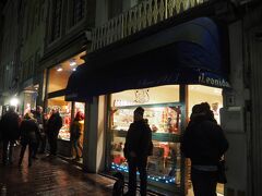 ベルギー2日目、そろそろチョコレートの食べ比べもしなくちゃね！
ということで、レオニダスでチョコを何種類か買いました。

どこのお店でも、チョコは遠慮も躊躇いもなく一粒から買えちゃいます。