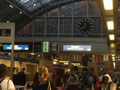 帰りも結局寝てしまったようです。

気付いたらロンドンのトンネルの中でした。ユーロスターは、ドーバー海峡を潜りますが、海辺に行く随分手前でトンネルに入っているのかもしれないと思いました。

セントパンクラス駅。
時刻は８時、時差で１時間前に戻りました。

ロンドンに着くと、なんだか「戻ってきた感」がありました。

今夜のホテルは、前より中心部により近いところです。
地下鉄でホテルに向かいます。



”ロンドン街歩き編”に続く。

