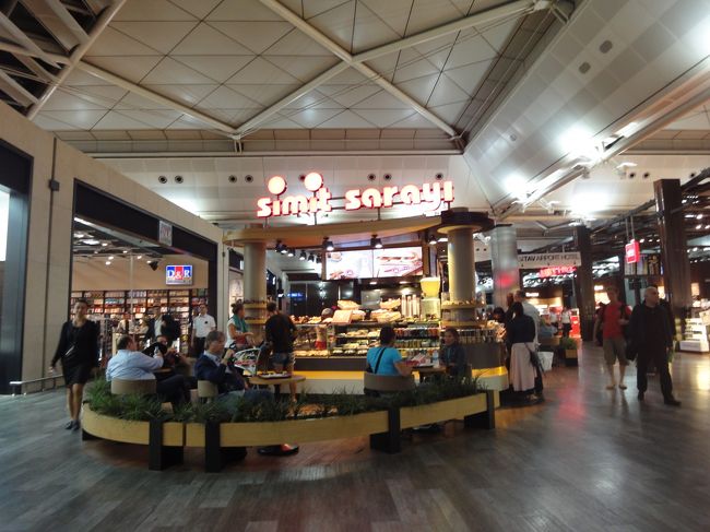 土曜出勤し、なんとか仕事を片づけ18：00に大阪駅へ！<br />新幹線で千葉からわざわざ来る母とハービスで無事合流し、<br />関西空港までのリムジンバスに乗車。<br /><br />バス券売機の前でおろおろしていると、係の方に「International flight?」と声を掛けられてしまうほど、近頃の梅田はアジア人が多いです。笑<br /><br />KIXでレンタルwifiを受け取ったら、トルコ航空の深夜便でイスタンブル乗継でパリへ！