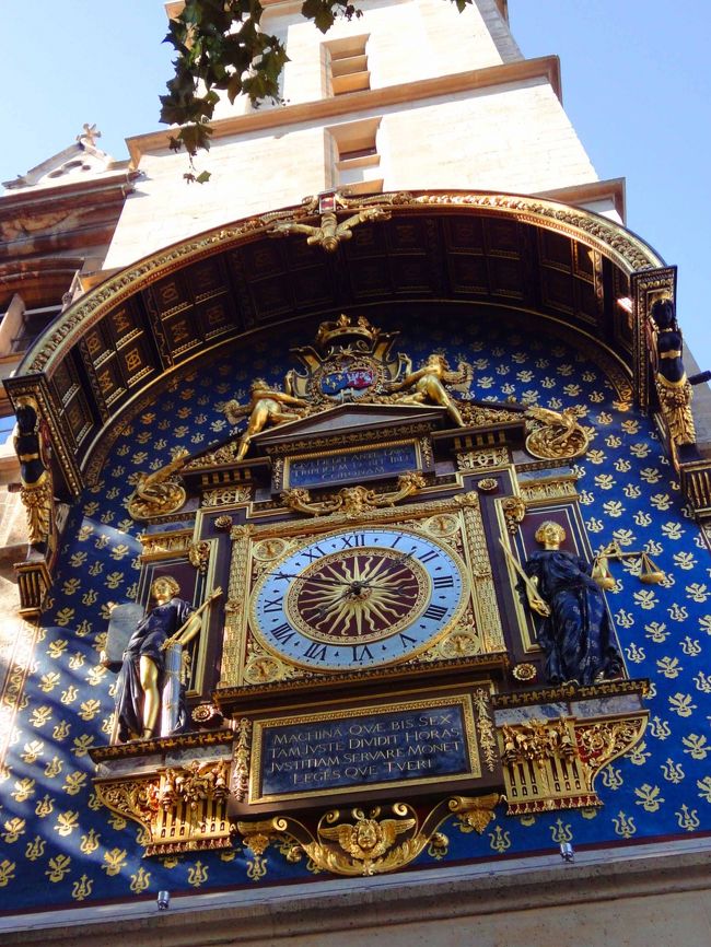 初日はとても過ごしやすい快晴、昼間は半袖でちょうど良い温度で感動。<br />（冬のヨーロッパしか経験したことがなかったので・・・）<br /><br />とても素敵な時計塔の横を通り過ぎ、サント・シャペルへ向かいます。<br /><br />Photo：現存するフランス最古の壁時計@コンシェルジュリー