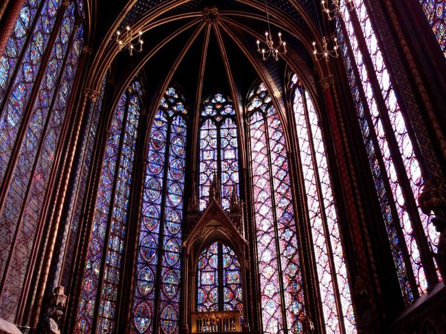 空港で購入した『パリミュージアムパス』を使い、サント・シャペルに入場。<br />なぜ前回訪れなかったのか悔やまれるほど、息をのむ美しさでした。<br /><br />