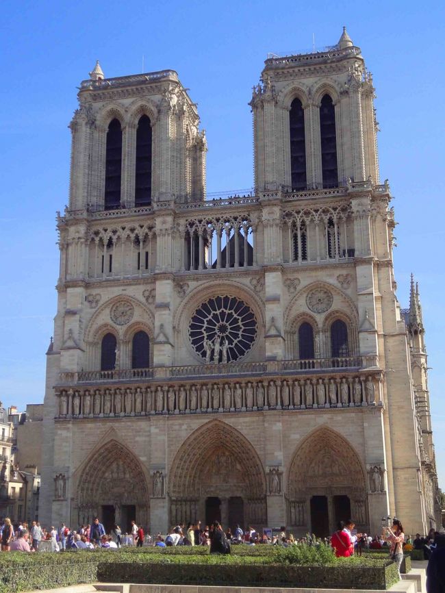 徒歩でノートルダムへ。<br />この日は入場はせず、サン＝ルイ島への散策に向かいます。