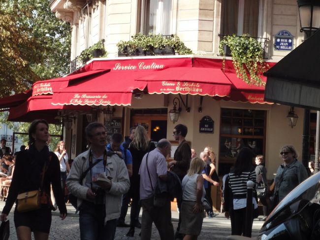 ランチをするカフェを探しつつサン＝ルイ島を散策。