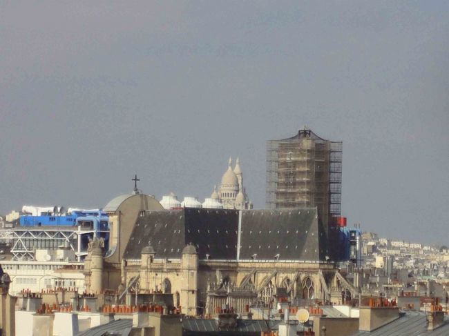 モンマルトルのサクレ・クールも遠くに見える！<br />明日、時間がなかったらモンマルトルには行けないので目に焼き付けておきました。<br />