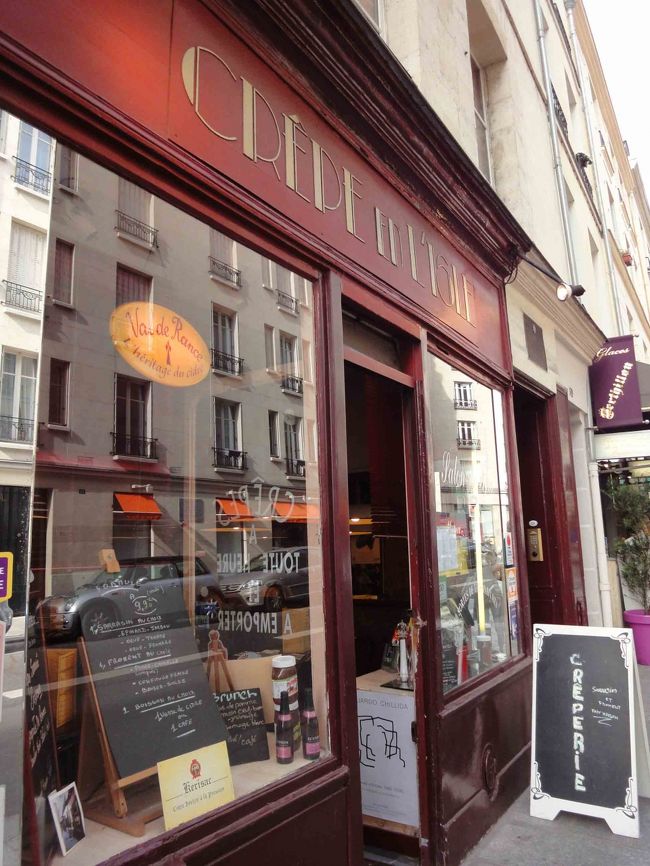 こちらのクレープリーに決定♪<br /><br />お食事系のチーズクレープとシードルを注文したつもりが、<br />シュガープレープもおまけでついてくるランチメニューだったらしく、大満足！笑<br /><br />【1人10?】とお手頃なパリランチもあるんですね！