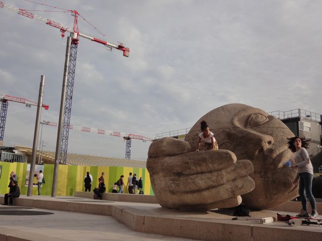 サン・トゥシュタッシュ教会の前の広場にあるオブジェ。