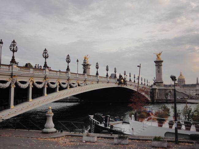 アレクサンドル3世橋。<br />セーヌ川クルーズ「バトー・ムッシュ」の乗り場へ向かいます。