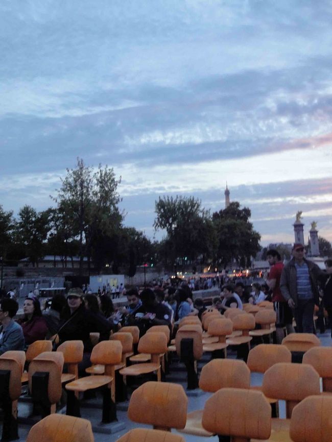 夕暮れ時〜夜にかけてを狙い、「バトー・ムッシュ」に乗船。