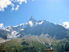 ２０分でモンタンベール駅に到着。

正面にはドリュ針峰（３７５４ｍ）カッコいいいいナァ！