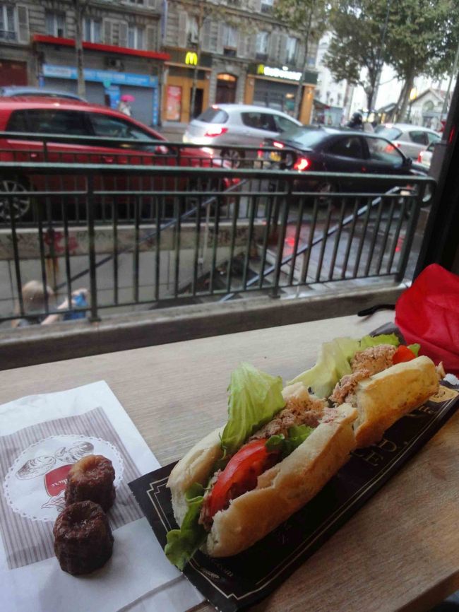 ホテル隣のブーランジェリーにて朝食。<br />カヌレは見かけるとついつい食べたくなってしまいます。