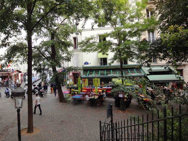 モンマルトルからクリニャンクールのホテルへ歩いて戻る途中、風情のある坂道もあれば少し治安の悪そうな地区もありました。