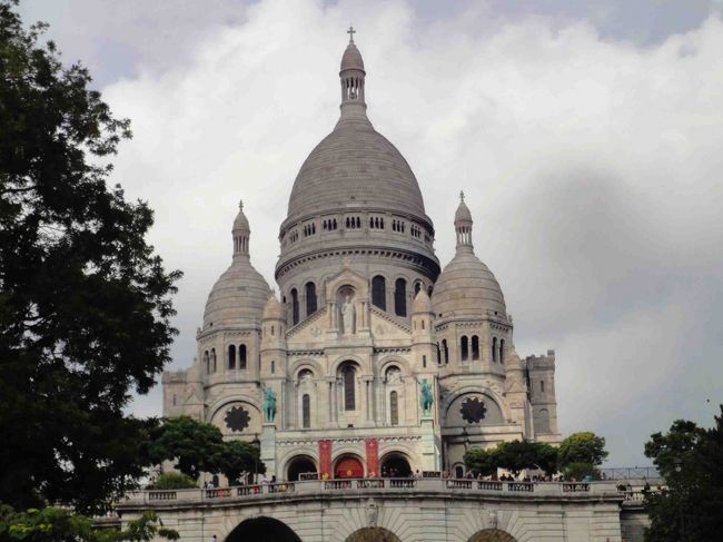 残念ながら内部は撮影禁止ですが、パリの多くの寺院・教会とは違うビザンチン様式です。